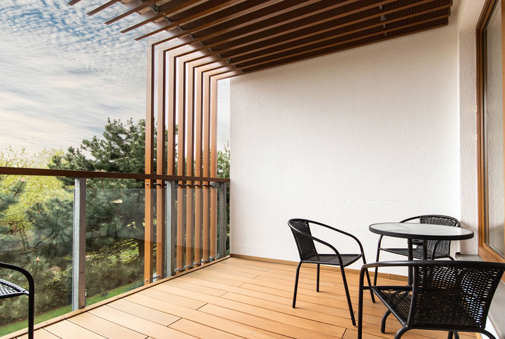 słoneczny balkon przy luksusowym apartamencie na sprzedaż Kołobrzeg