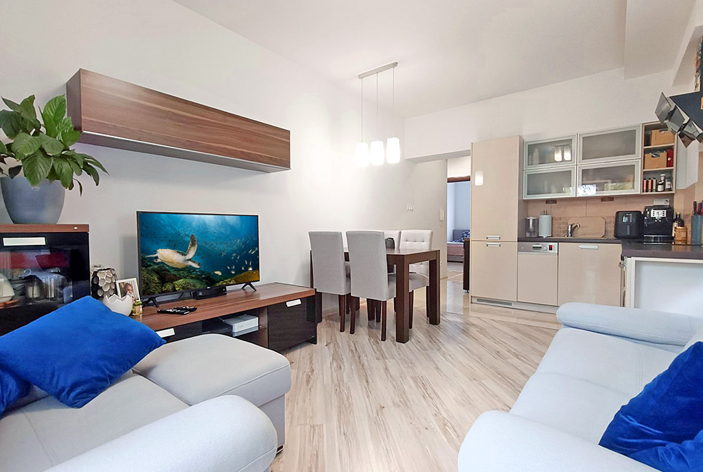 fragment salonu w ekskluzywnym apartamencie do sprzedaży Legnica