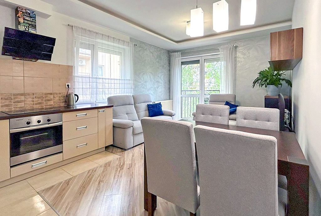 na pierwszym planie jadalnia w luksusowym apartamencie na sprzedaż Legnica