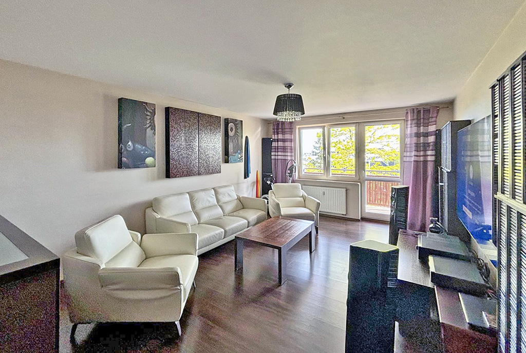 przeciwległa strona pokoju dziennego w luksusowym apartamencie na sprzedaż Szczecin