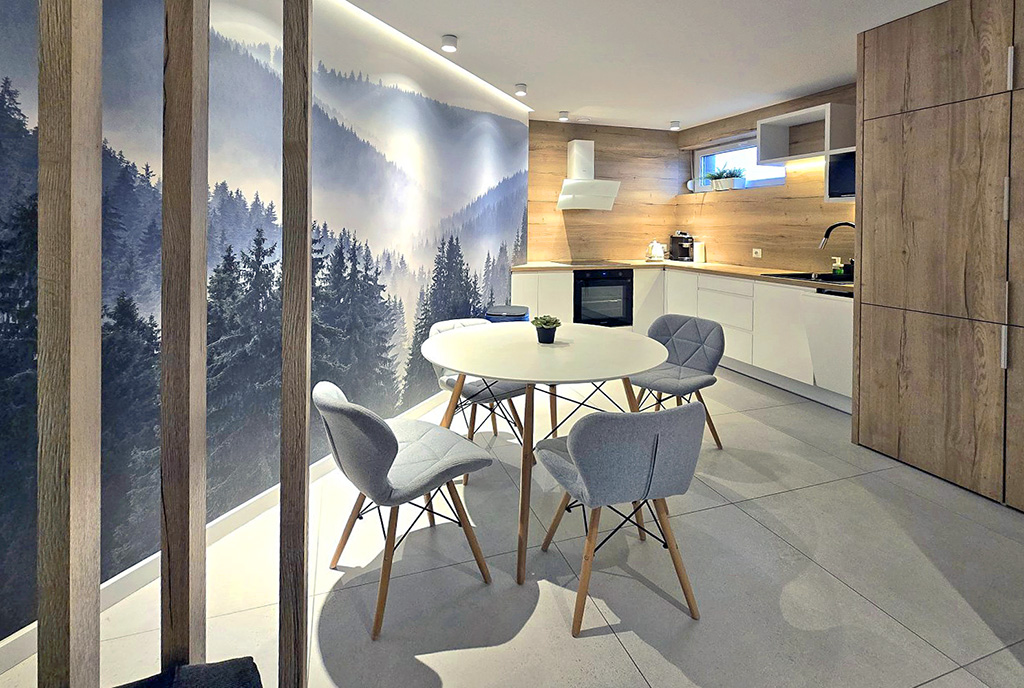 na pierwszym planie jadalnia w ekskluzywnym apartamencie na sprzedaż Ustron