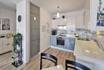 widok na kuchnię w luksusowym apartamencie na sprzedaż Wrocław (okolice)