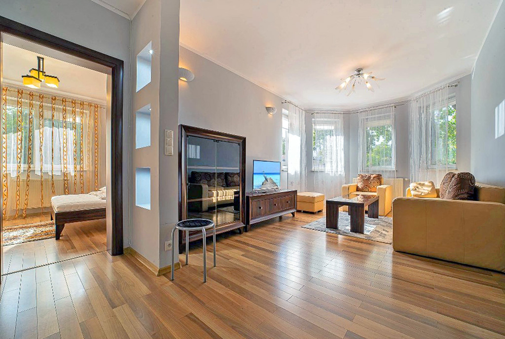 widok na salon w ekskluzywnym apartamencie do wynajęcia Bolesławiec