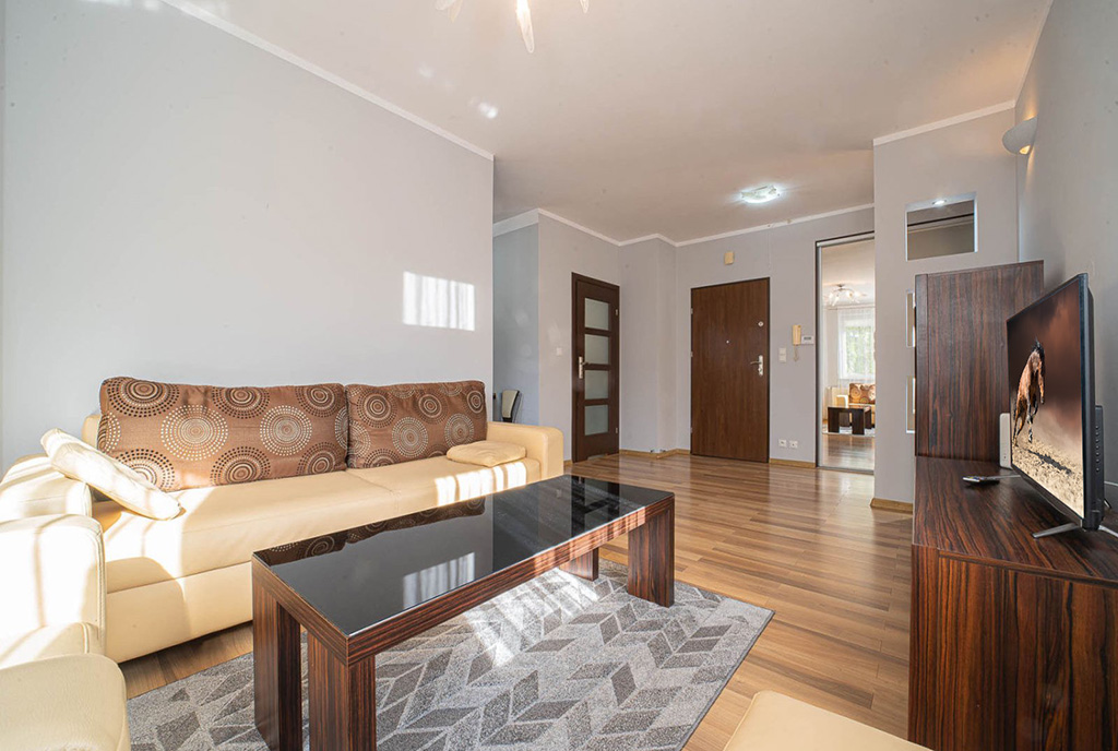 przeciwległa strona salonu w ekskluzywnym apartamencie na wynajem Bolesławiec