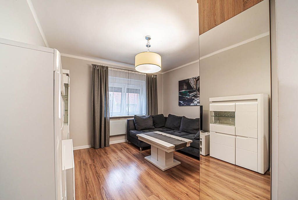 widok na salon w ekskluzywnym apartamencie do wynajęcia Bolesławiec