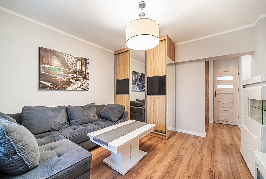 fragment pokoju gościnnego w luksusowym apartamencie do wynajmu Bolesławiec