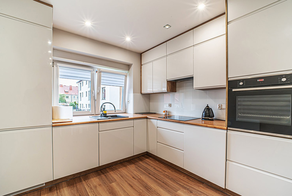 kuchnia w bieli w ekskluzywnym apartamencie na wynajem Bolesławiec