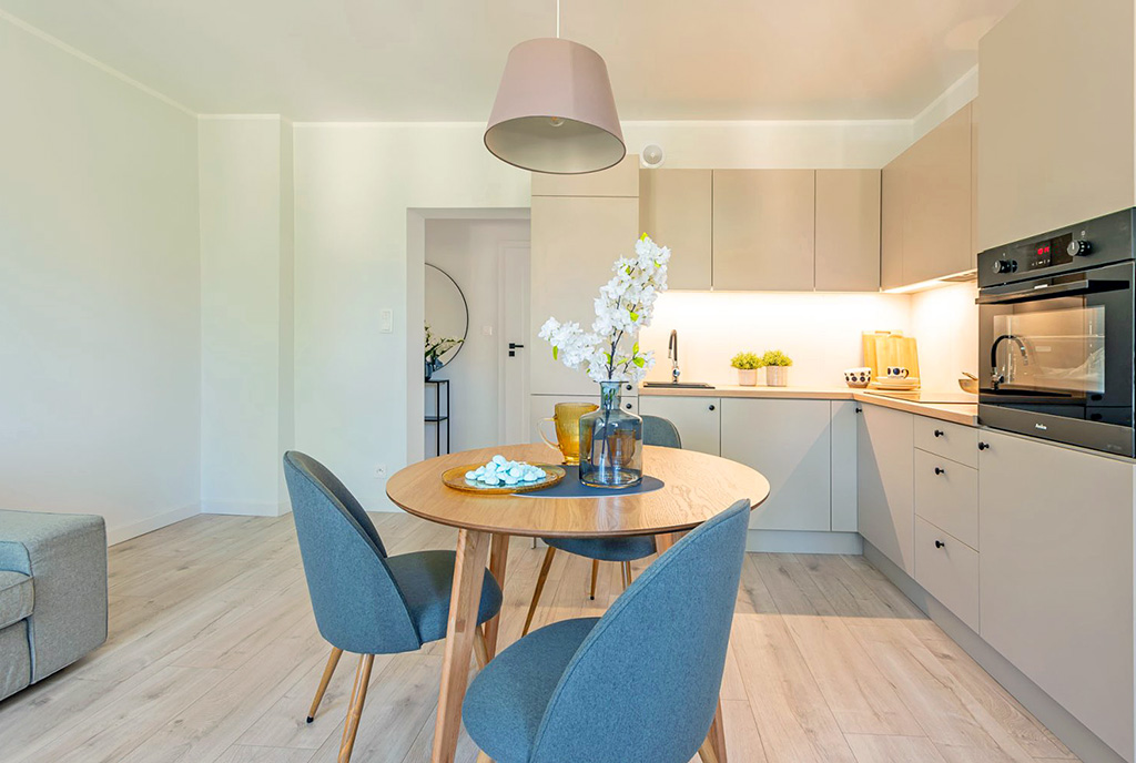 na pierwszym planie jadalnia w luksusowym apartamencie na sprzedaż Elbląg