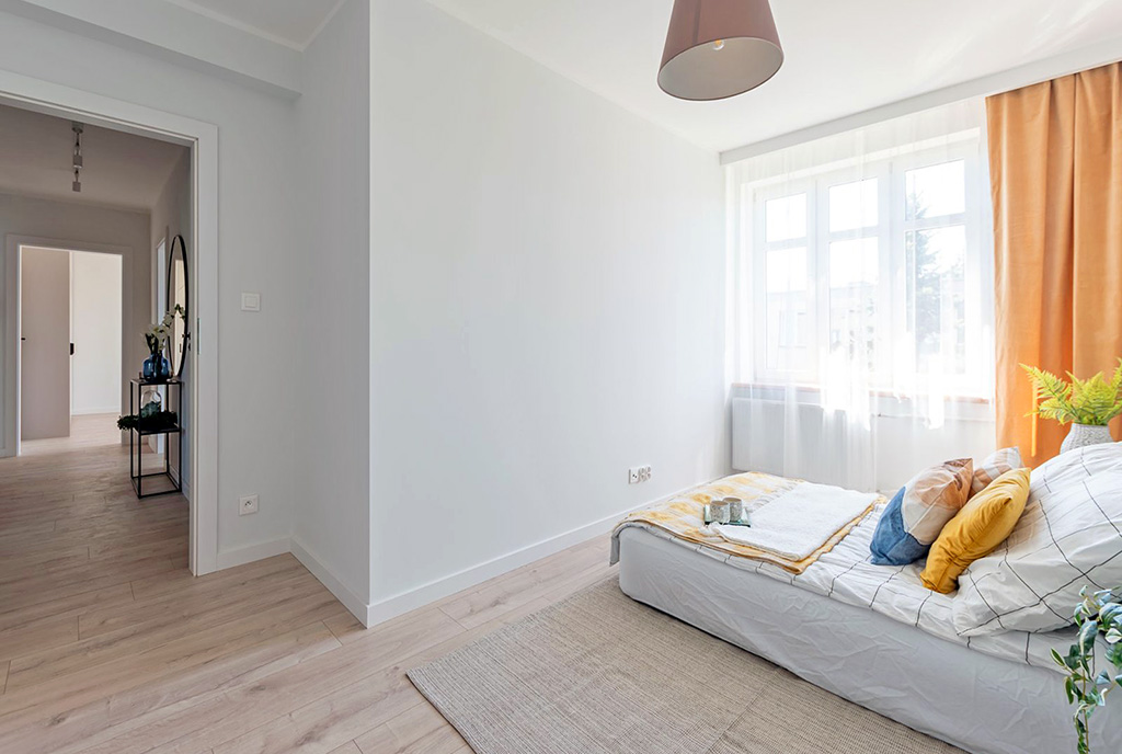 widok na sypialnię w luksusowym apartamencie na sprzedaż Elbląg