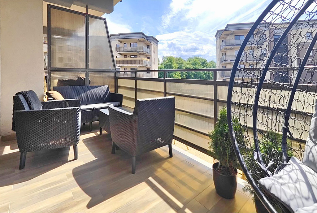 imponujący taras przy luksusowym apartamencie na sprzedaż Ełk