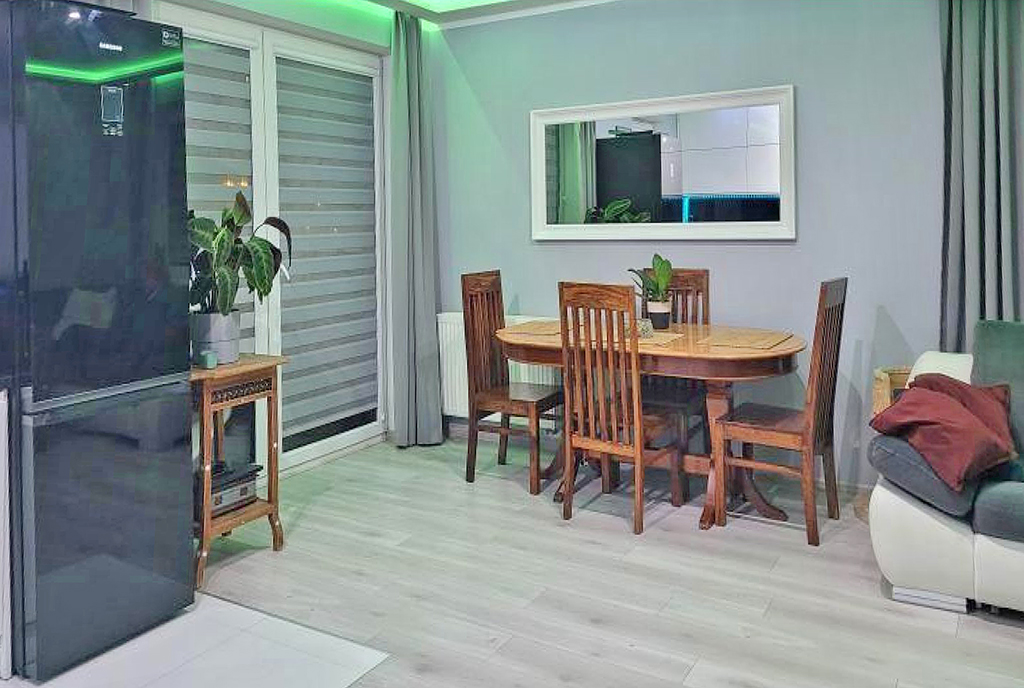 na pierwszym planie jadalnia w ekskluzywnym apartamencie na sprzedaż Gdańsk (okolice)