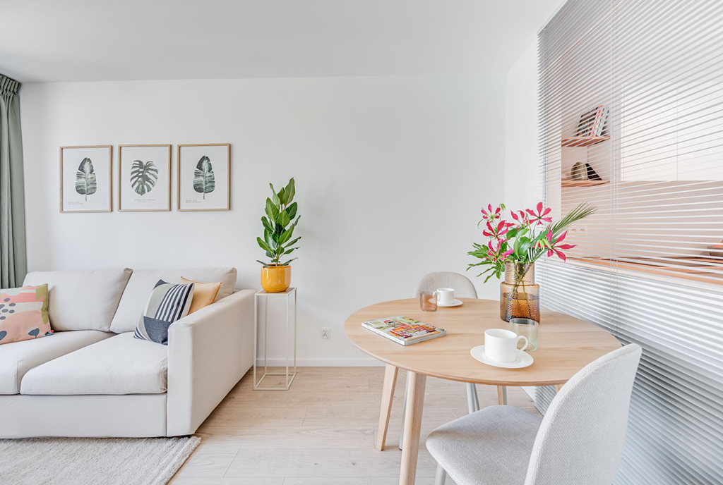 po lewej pokój dzienny, po prawej jadalnia w luksusowym apartamencie na sprzedaż Gdańsk