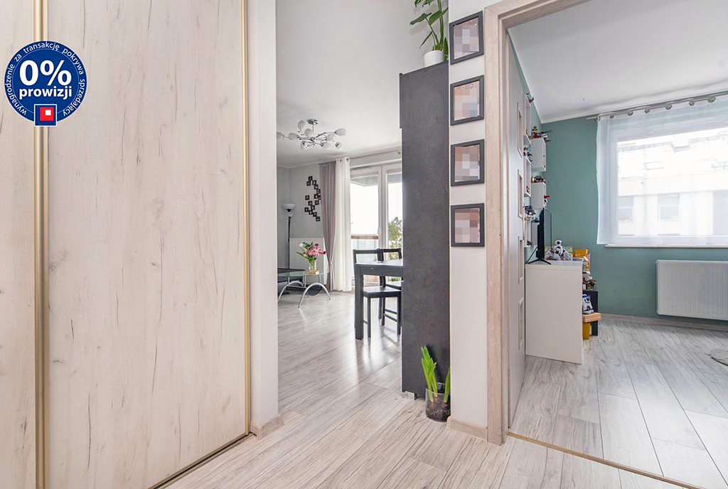 funkcjonalny korytarz w ekskluzywnym apartamencie na sprzedaż Gdynia (okolice)