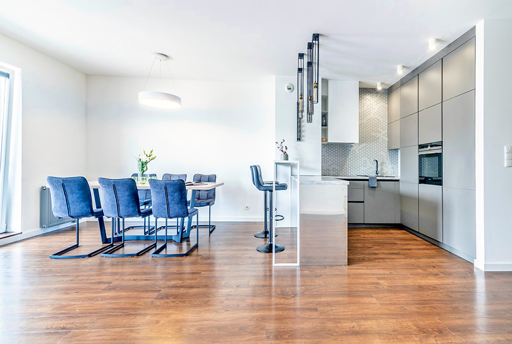 po prawej kuchnia, po lewej jadalnia w luksusowym apartamencie na sprzedaż Gdynia (okolice)