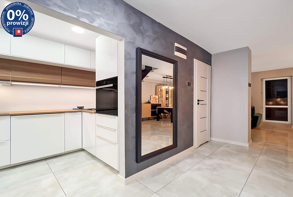 po lewej kuchnia, po prawej hol w luksusowym apartamencie na sprzedaż Katowice (okolice)