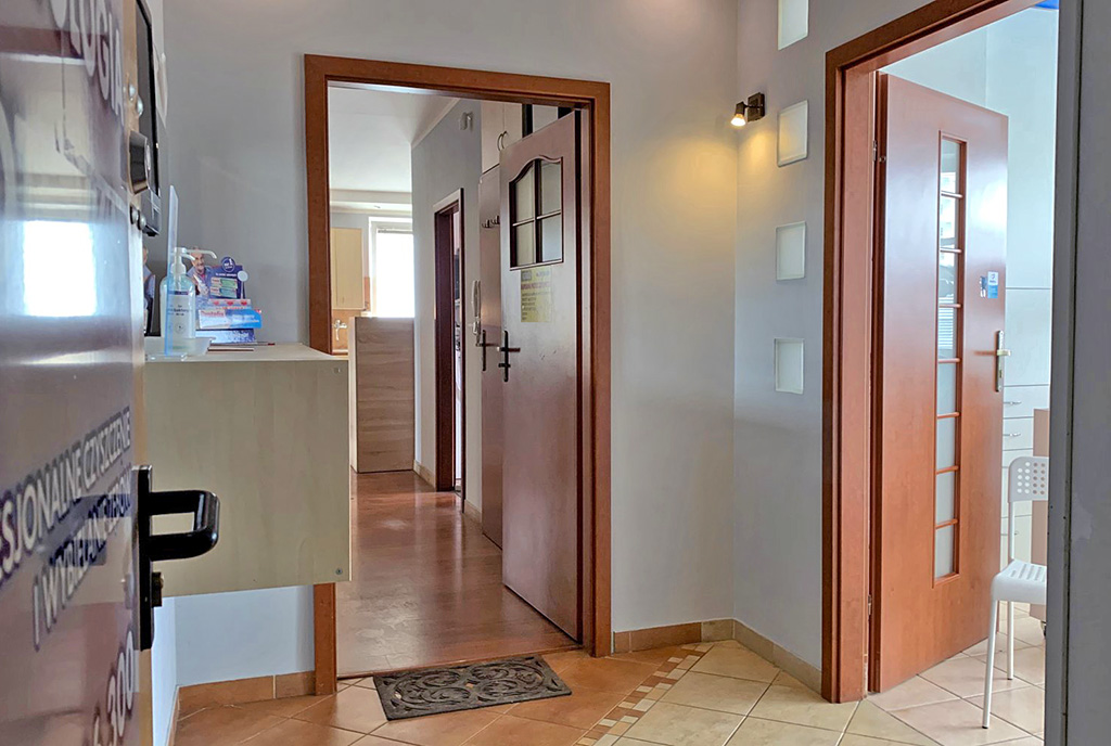 wygodny przedpokój w ekskluzywnym apartamencie na sprzedaż Piotrków Trybunalski