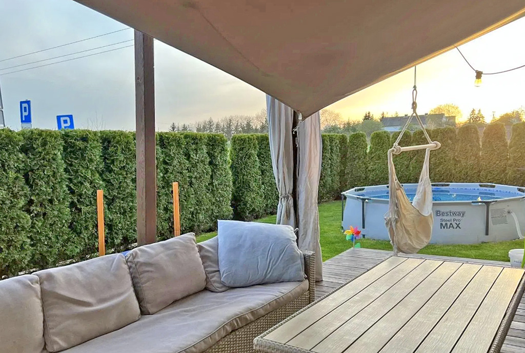 słoneczny taras i prywatny basen przed luksusowym apartamentem do sprzedaży Szczecin (okolice)