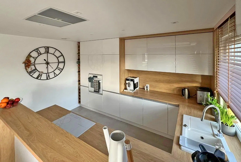 widok na kuchnię w luksusowym apartamencie na sprzedaż Szczecin (okolice)