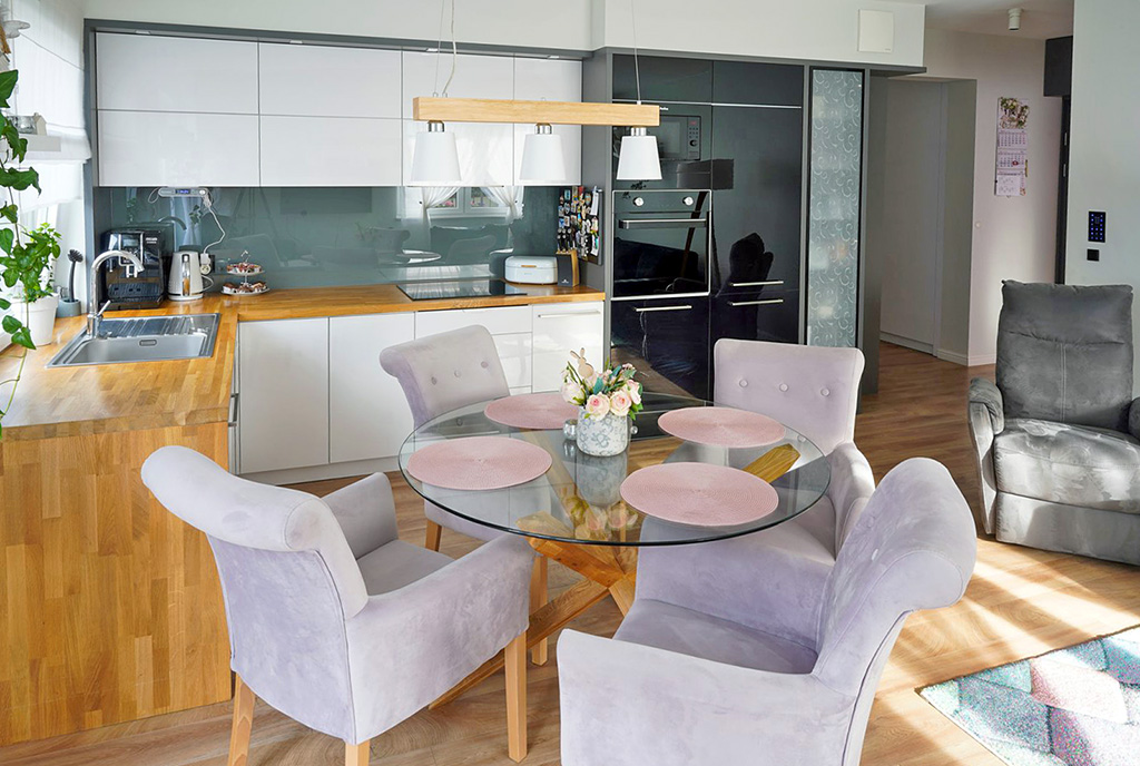 na pierwszym planie jadalnia, za nią aneks kuchenny w luksusowym apartamencie na sprzedaż Szczecin