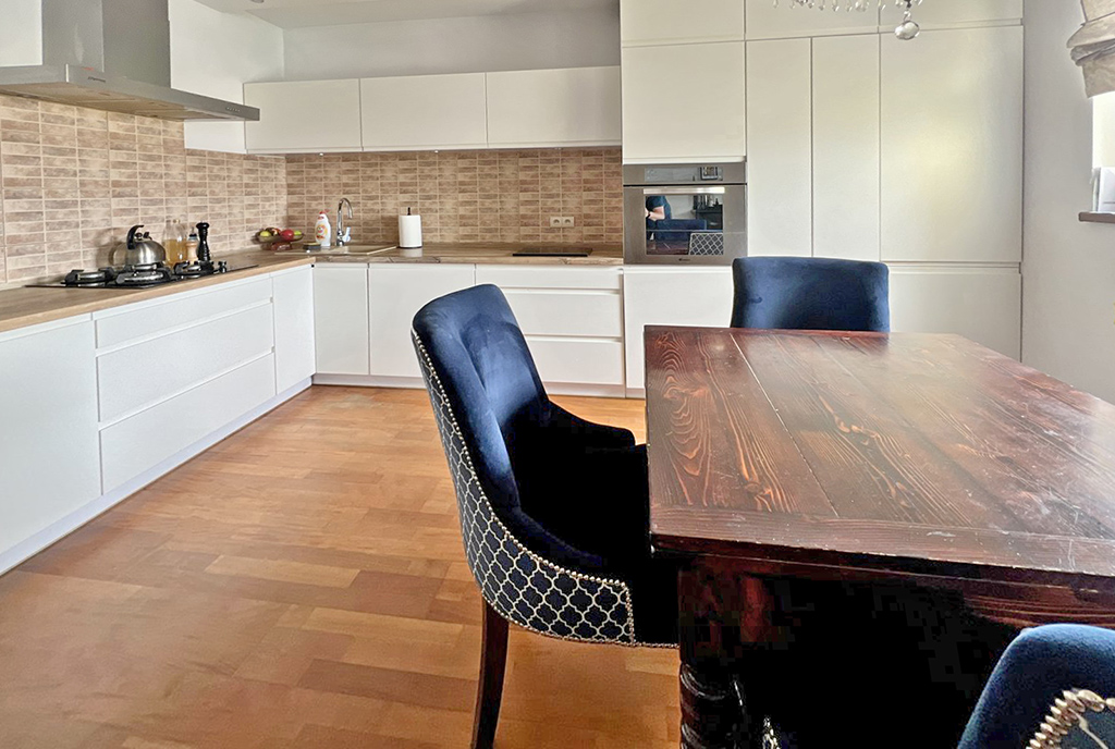 po lewej kuchnia, po prawej jadalnia w luksusowym apartamencie na sprzedaż Wałbrzych (okolice)