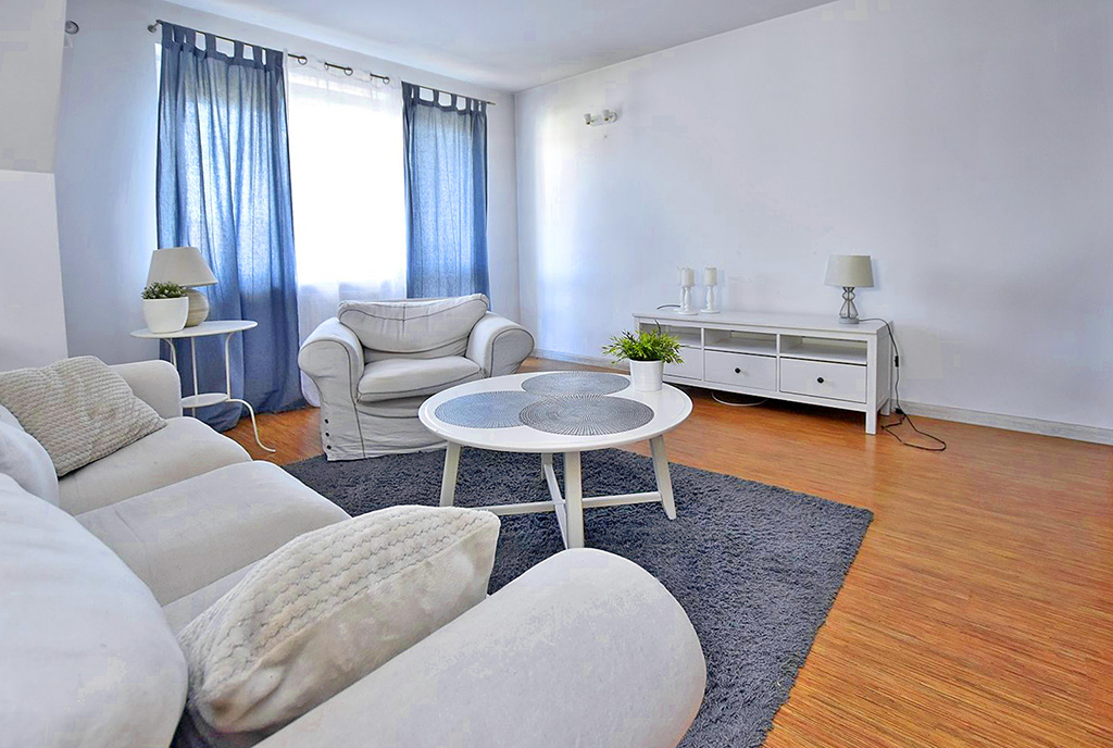 przeciwległa ściana salonu w luksusowym apartamencie do wynajmu Inowrocław