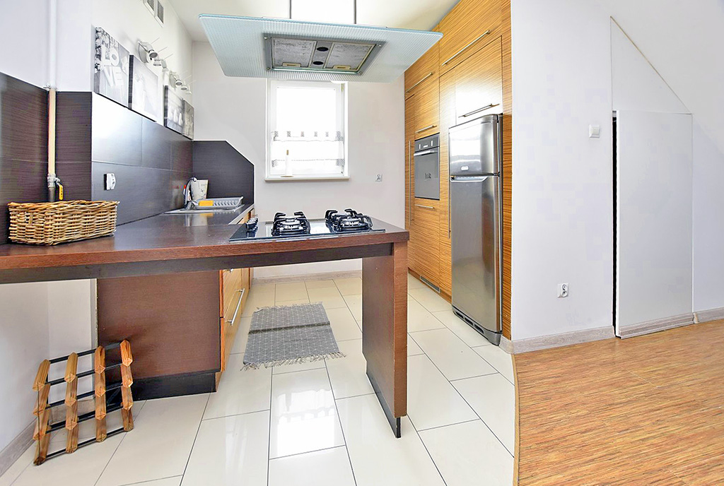 zaprojektowana zgodnie z najnowszymi trendami kuchnia w ekskluzywnym apartamencie na wynajem Inowrocław