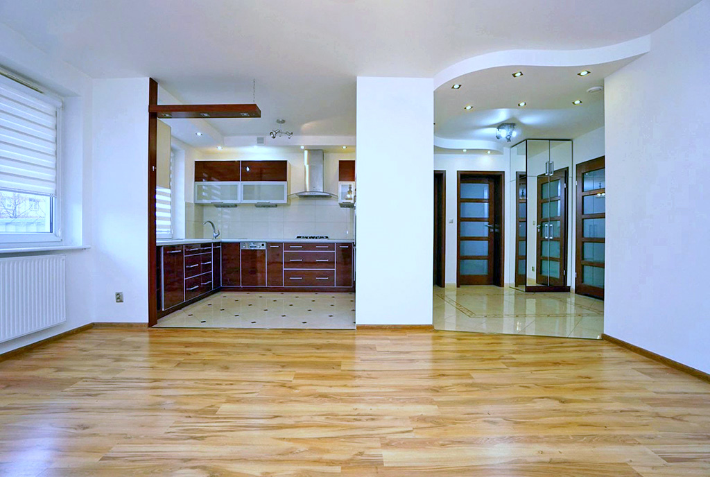 przestronne wnętrze ekskluzywnego apartamentu do wynajęcia Konin