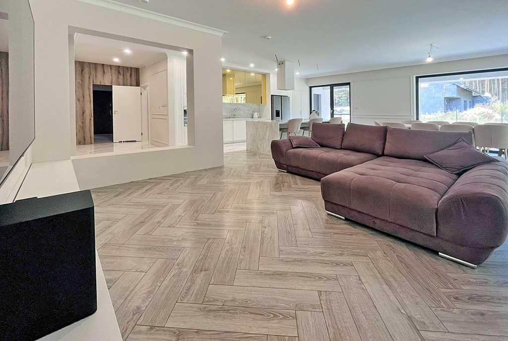 przestronne wnętrze ekskluzywnej willi do sprzedaży Białystok (okolice)