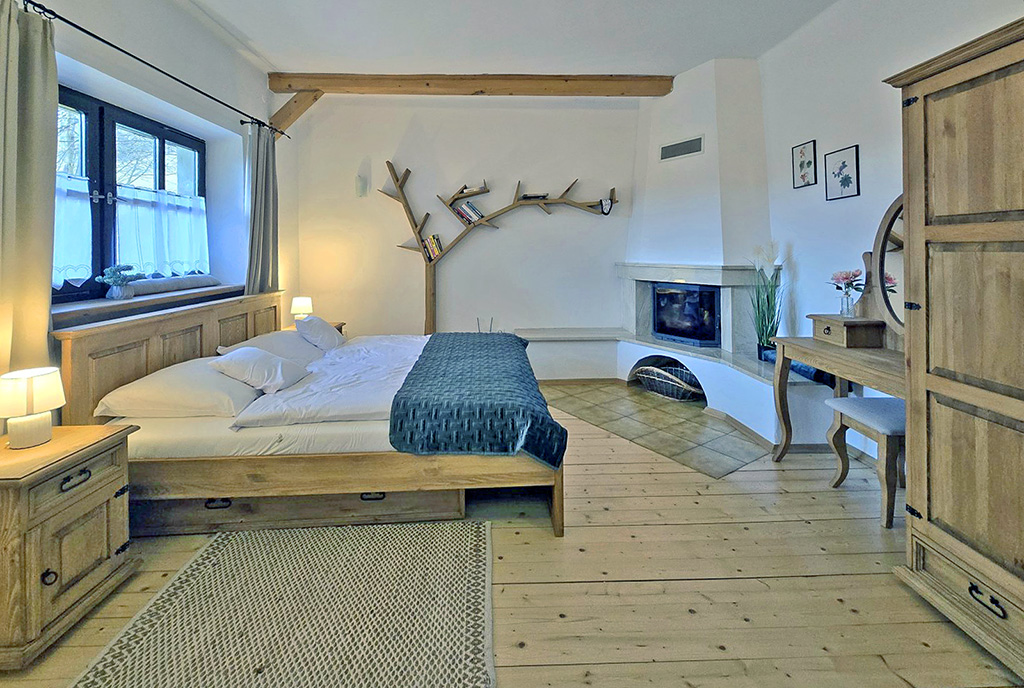 elegancki kominek w sypialni ekskluzywnej willi na sprzedaż Bielsko-Biała (okolice)