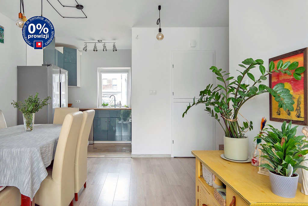 po lewej jadalnia i kuchnia w luksusowej willi na sprzedaż Gdynia (okolice)