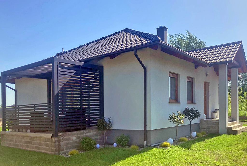 widok z bok na ekskluzywną willę na sprzedaż Ostrów Wielkopolski (okolice)