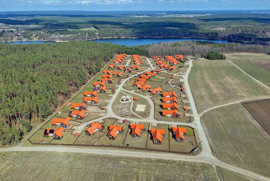 całe osiedle, na którym znajduje się oferowana na sprzedaż ekskluzywna willa Słupsk (okolice)