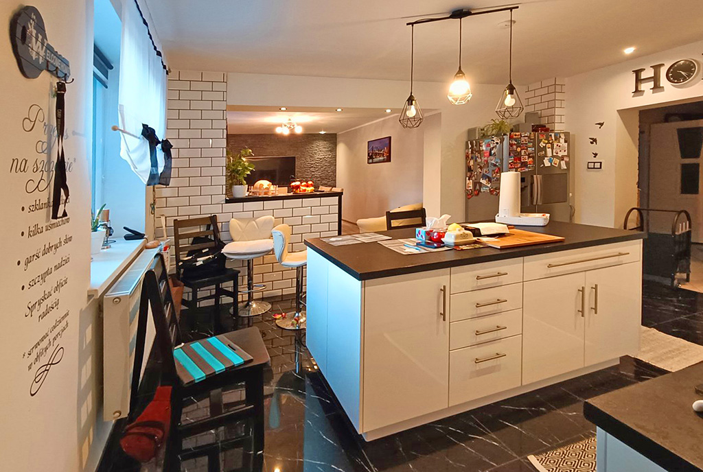 widok na kuchnię w luksusowej willi na sprzedaż Wrocław (okolice)
