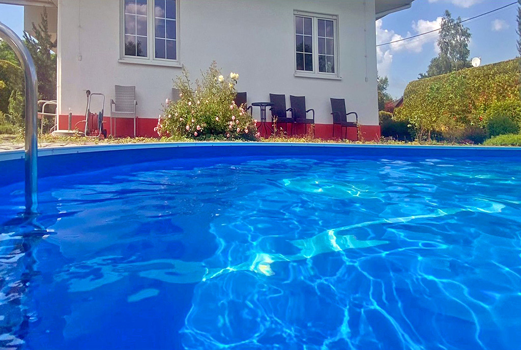 widok od strony basenu na ekskluzywną willę na sprzedaż Bielsko-Biała (okolice)