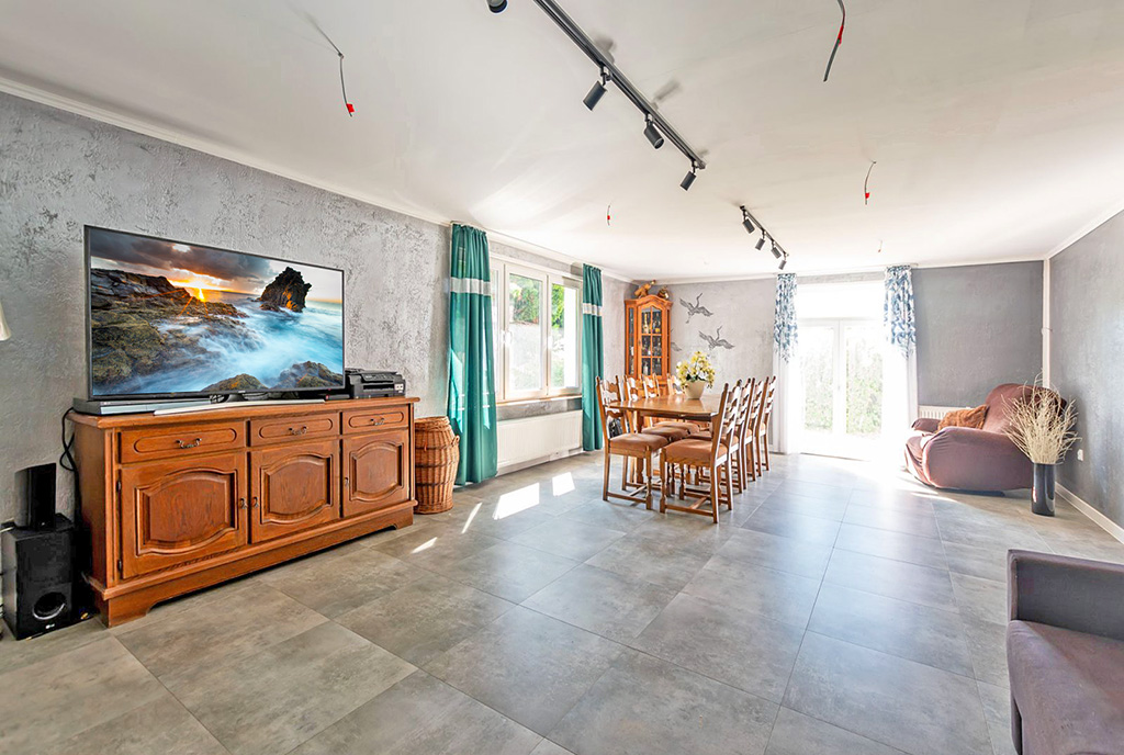 lewa strona salonu w ekskluzywnej willi do sprzedaży Elbląg (okolice)