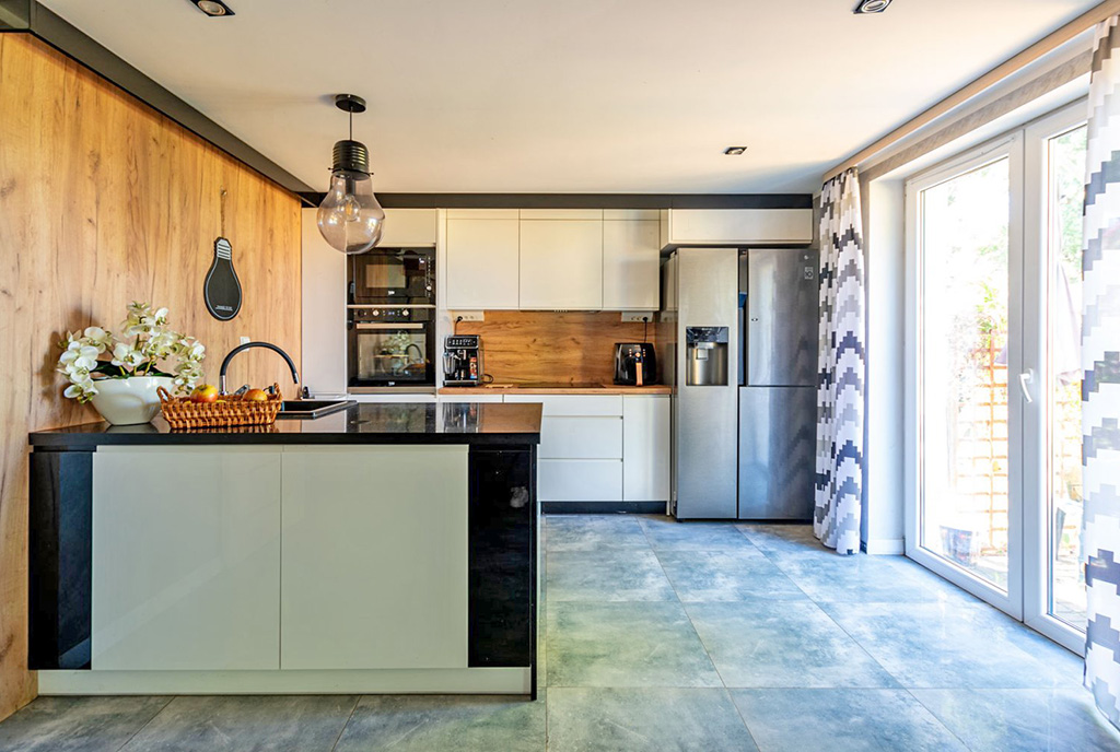 nowoczesna kuchnia w ekskluzywnej willi na sprzedaż Elbląg (okolice)