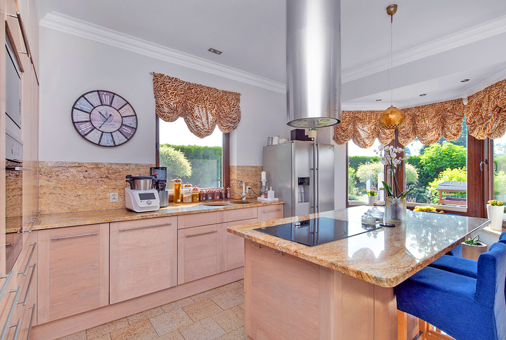 na zdjęciu kuchnia w luksusowej willi na sprzedaż Gdynia (okolice)