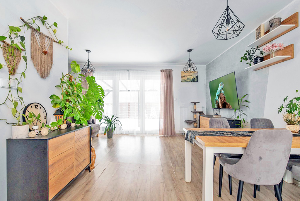 słoneczne wnętrze ekskluzywnej willi do sprzedaży Gdynia (okolice)