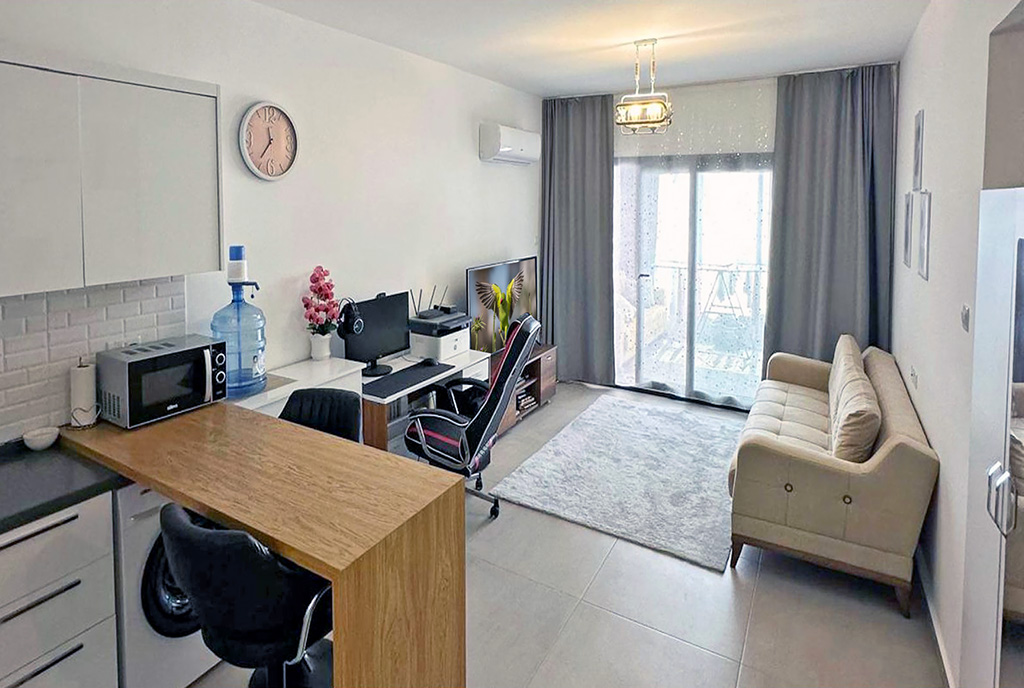 po lewej jadalnia, po prawej salon w ekskluzywnym apartamencie do sprzedaży Cypr (Iskele)