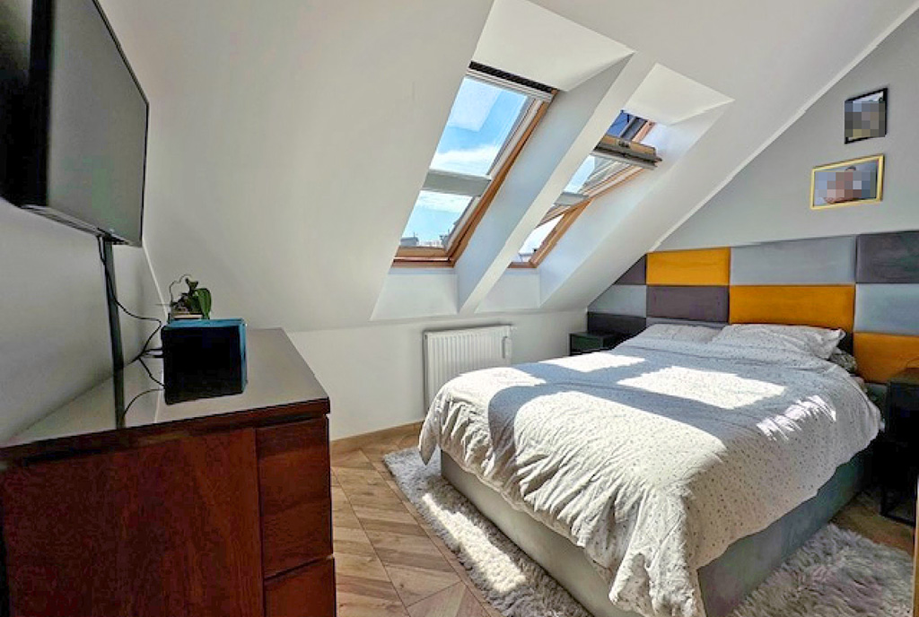 znajdująca się na poddaszu sypialnia w ekskluzywnym apartamencie na sprzedaż Gdańsk (okolice)