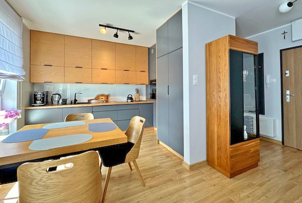 po lewej jadalnia, po prawej hol w luksusowym apartamencie na sprzedaż Gdańsk (okolice)