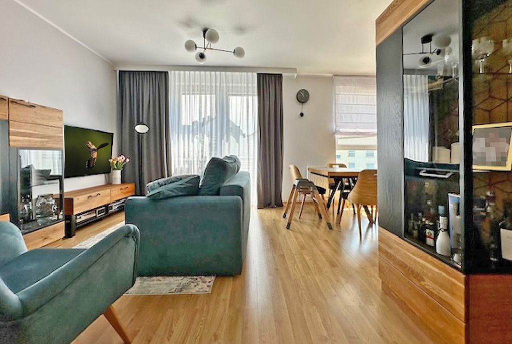 zaprojektowany zgodnie z najnowszymi trendami pokój gościnny w ekskluzywnym apartamencie do sprzedaży Gdańsk (okolice)