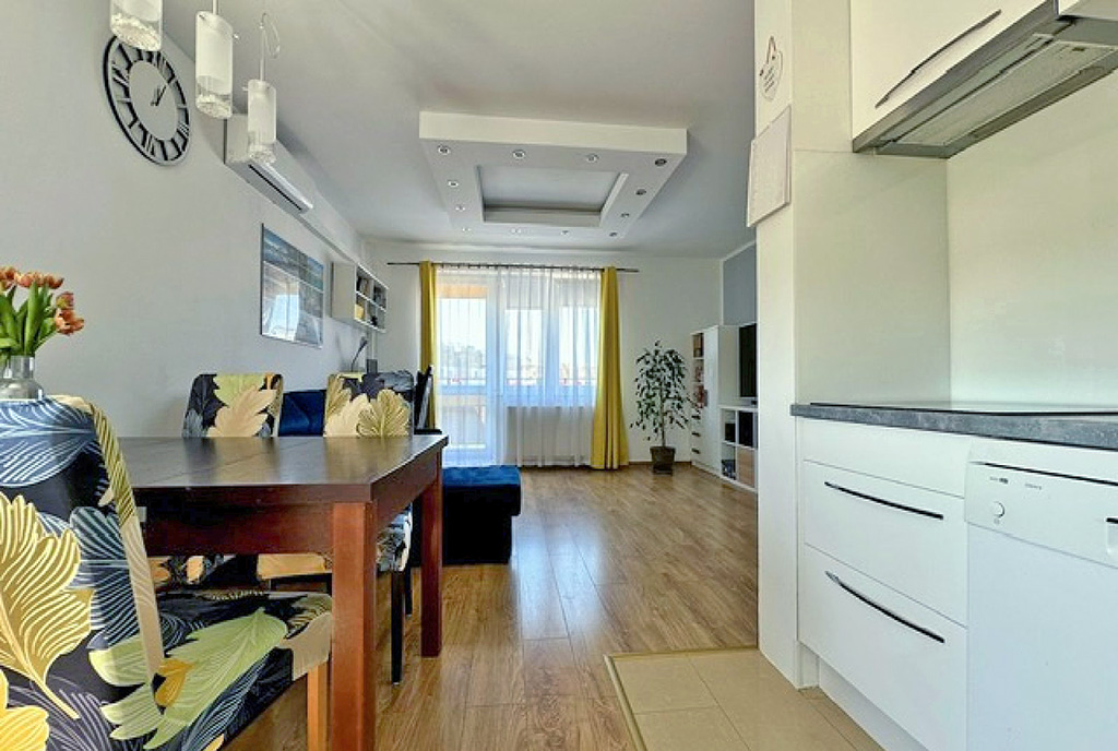 widok na kuchnię i jadalnię w luksusowym apartamencie na sprzedaż Gdańsk (okolice)