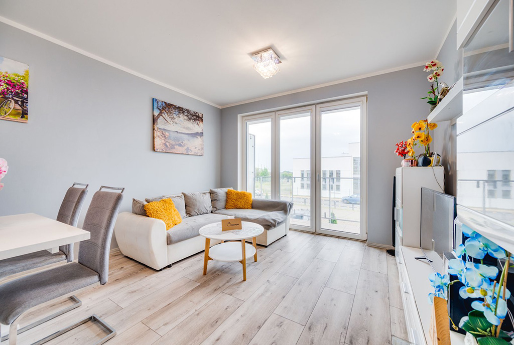 słoneczny pokój dzienny w luksusowym apartamencie do sprzedaży Gdańsk (okolice)