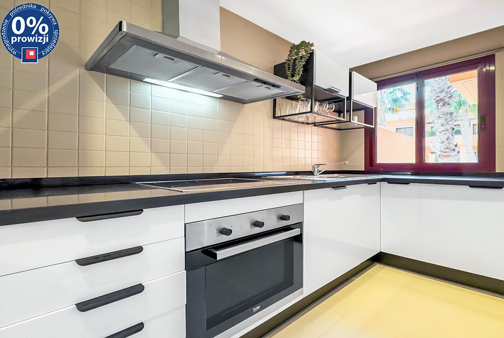 zbliżenie na kuchnię w ekskluzywnym apartamencie na sprzedaż Hiszpania (Los Alcazares)