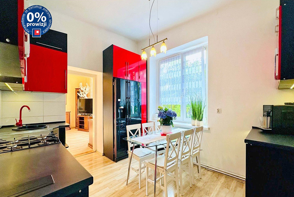 odważna kolorystyka wnętrza ekskluzywnego apartamentu do sprzedaży Katowice (okolice)