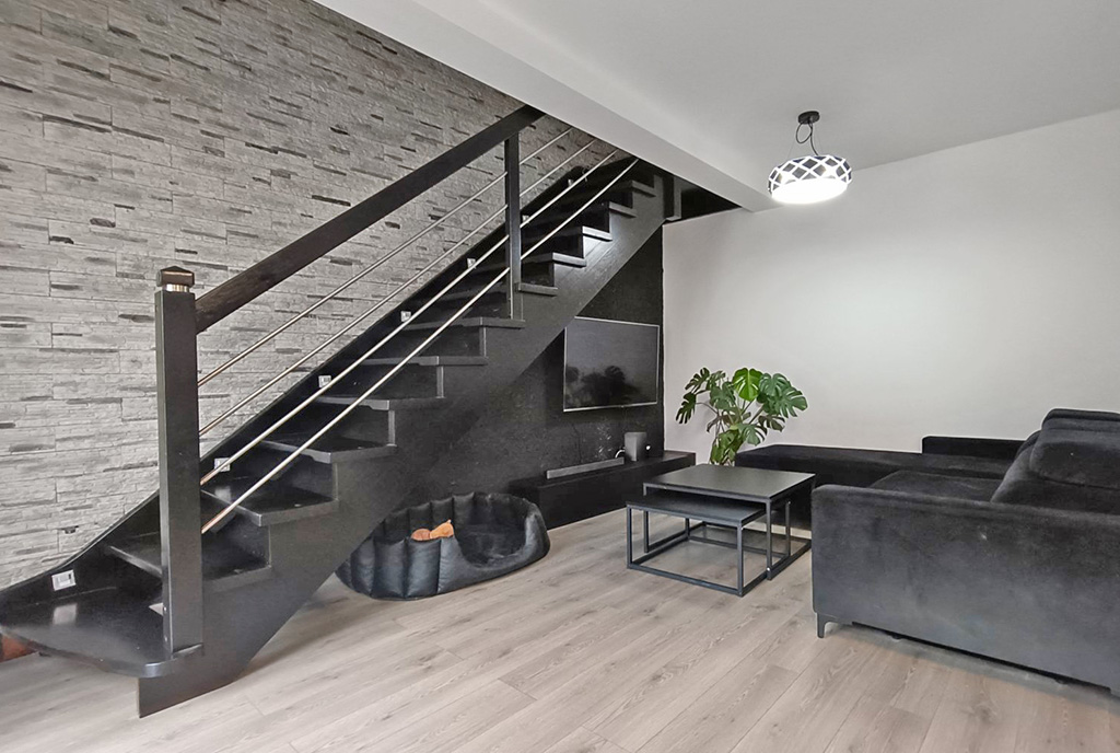 fragment salonu i schody w luksusowym apartamencie na sprzedaż Legnica (okolice)