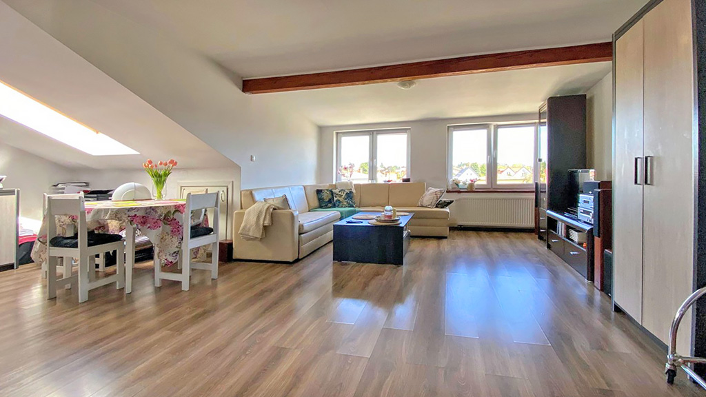 imponujący pokój dzienny w ekskluzywnym apartamencie do sprzedaży Mazury