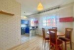 po prawej jadalnia, po lewej aneks kuchenny w luksusowym apartamencie na sprzedaż Wrocław (okolice)