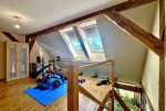 własna sypialnia na poddaszu ekskluzywnego apartamentu na sprzedaż Wrocław (okolice)